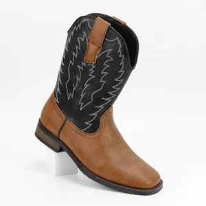 Vue détaillée de bottes de cowboy avec tige brodée noire et cuir de couleur havane
