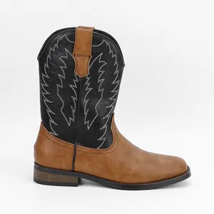 Vue latérale d'une botte de cowboy à bout carré avec broderie blanche décorative