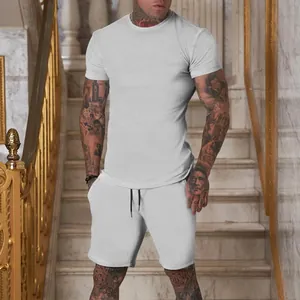 Vista dettagliata del set sportivo da uomo con t-shirt a maniche corte e pantaloncini