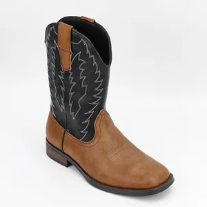 Vue détaillée des bottes de cow-boy pour hommes avec bout carré et broderie blanche élégante