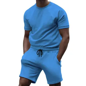 Completo sportivo da uomo in due pezzi blu brillante con t-shirt e pantaloncini abbinati