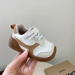 Elegantes zapatos de primeros pasos blancos y marrones para bebés con suela blanda