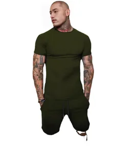 Elegante completo sportivo estivo da uomo verde oliva con t-shirt e pantaloncini corti