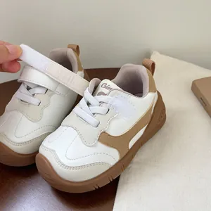 Zapatillas de deporte para niños en cuero blanco y marrón con suelas blandas