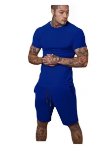 Completo sportivo da uomo blu reale con t-shirt a maniche corte e pantaloncini estivi.