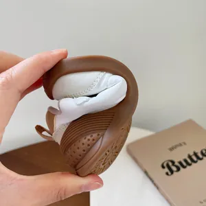 Zapatos de paseo flexibles para bebés con suela blanda en color blanco y marrón