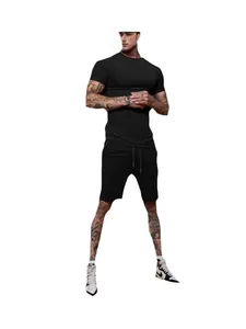 Set sportivo da uomo due pezzi T-shirt nera a maniche corte e pantaloncini in tinta unita