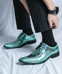 Detailansicht der holografischen Wabenstruktur grüner metallischer Schnürschuhe