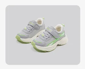 Atmungsaktive grau-grüne Mesh-Sneaker für Kleinkinder mit weichen, rutschfesten Sohlen.