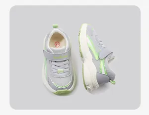 Draufsicht und Seitenansicht grauer Kleinkinderschuhe mit neongrünen Akzenten und Mesh.