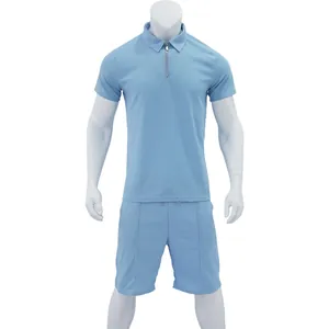 Vista frontale di completo maschile polo e pantaloncini in maglia a nido d'ape blu