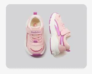 Nahaufnahme von rosa atmungsaktiven Mesh-Lauflernschuhen mit weicher Gummisohle