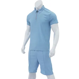 Dettaglio completo di polo e pantaloncini da uomo in tessuto a nido d'ape azzurro