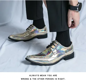 Detailansicht herren goldene holografische Lederschuhe mit Wabenmuster und Schnürung.