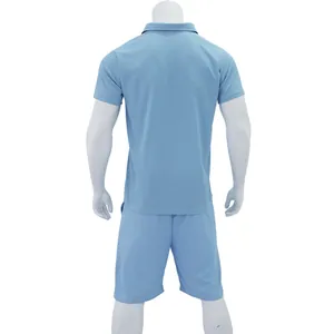 Vista posteriore del set polo e pantaloncini in maglia a nido d'ape blu uomo