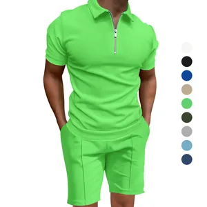 Vista detallada del conjunto de polo y pantalones cortos de punto gofrado verde lima.