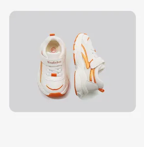Detailansicht der atmungsaktiven weiß-orangen Baby-Mesh-Sneaker mit Klettverschluss.