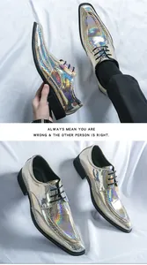 Detaillierte Makroansicht der holografischen Herrenschuhe mit Wabenstruktur zum Schnüren