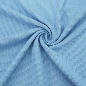 Dettaglio ravvicinato del tessuto a nido d'ape azzurro per polo da uomo traspiranti