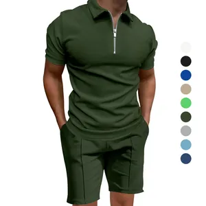Detalle de la textura de punto gofrado en conjunto de polo y pantalón verde oscuro para hombre