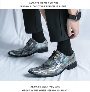 Detailansicht schillernder Herren-Schnürschuhe mit einem holografischen Schuppenmuster.