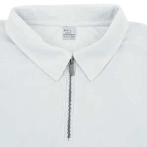 Dettaglio del polo da uomo bianca in maglia a nido d'ape con colletto a zip corta