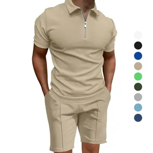 Conjunto de polo y pantalones cortos caqui para hombre con tejido waffle y cuello de cremallera