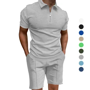 Vista detallada de un conjunto de polo de punto gofrado gris claro para hombre con cremallera