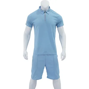 Vista frontal de conjunto de polo y pantalón corto azul claro de punto gofrado