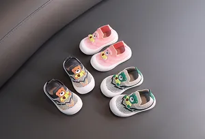 Vista detallada de zapatos de malla para niños con parches de ositos en varios colores