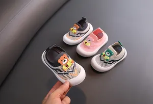 Vista detallada de zapatos de punto para niños con adorables osos de varios colores