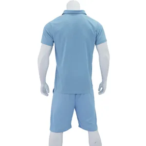 Vista trasera de un conjunto de polo y pantalones cortos de hombre en azul claro.