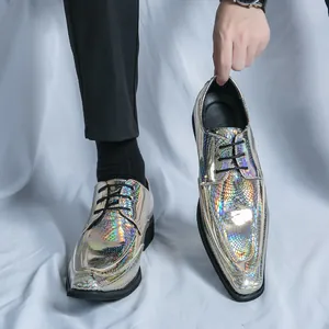 Herrenschuhe mit schillerndem Schlangenmuster und holografischem Metallic-Finish