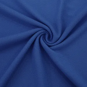 Macro vista della trama dettagliata del tessuto waffle blu per polo maschili casual