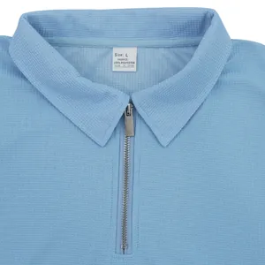 Primer plano detallado del polo tipo gofre azul claro para hombre con cuello zippé
