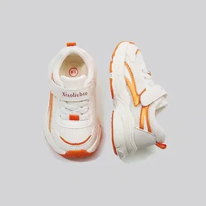 Atmungsaktive weiß-orangefarbene Mesh-Sneaker für Kleinkinder mit rutschfester Sohle