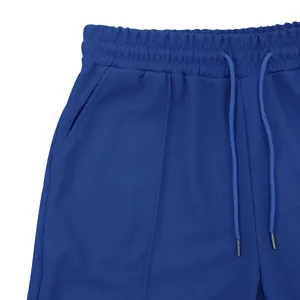 Primo piano di pantaloncini blu in tessuto a nido d'ape con vita elastica e coulisse