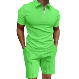 Vista dettagliata della trama a nido d'ape verde neon di questo completo polo con zip uomo
