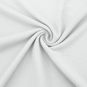 Primer plano de la textura de tela de punto gofrado blanco para polo de hombre
