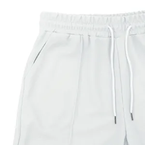 Detalle de pantalones cortos de punto gofrado para hombre con cintura y cordón