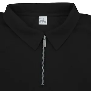 Dettaglio del colletto di una polo nera in maglia a nido d'ape con zip argento