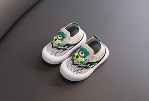 Detalle de zapatos de malla transpirable para niños con oso verde y suela blanda