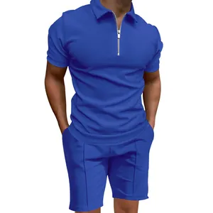 Detalle del conjunto de polo y pantalones cortos para hombre en punto gofrado azul