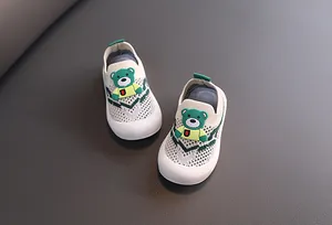 Zapatillas de malla tejida transpirable para bebé con detalle de oso de dibujos