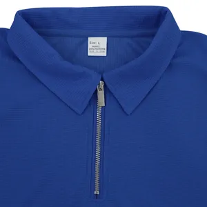 Primer plano de polo azul real en punto de nido de abeja con cremallera metálica y cuello