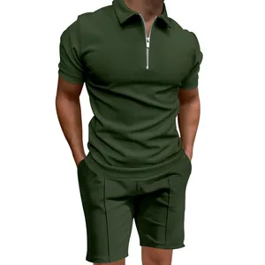 Dettaglio della trama a nido d'ape verde scuro sul completo polo slim con zip da uomo