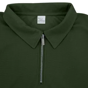 Primo piano di polo da uomo verde scuro a nido d'ape con dettaglio collo a zip