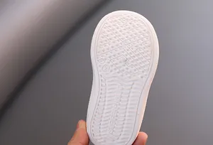 Detalle de la suela de goma blanca antideslizante para zapatos de punto para niños