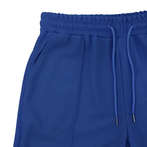 Detalle de pantalones cortos azules de punto gofrado para hombre con cordón elástico
