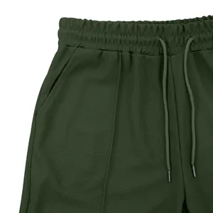 Dettaglio dei pantaloncini in maglia a nido d'ape verde scuro da uomo con coulisse